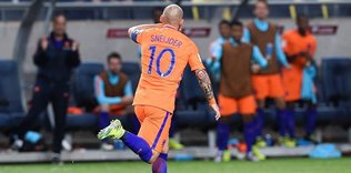 Sneijder Hollanda'yı ipten aldı!