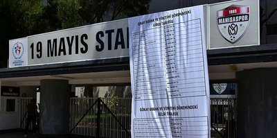Manisaspor Başkanı Gökay Budak, borçların yazılı olduğu pankartı stat kapısına astırdı!