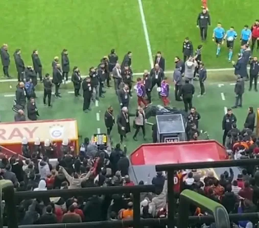 GALATASARAY HABERİLERİ |Okan Buruk ve taraftarlardan Oğuzhan Çakır'a büyük tepki! - 2