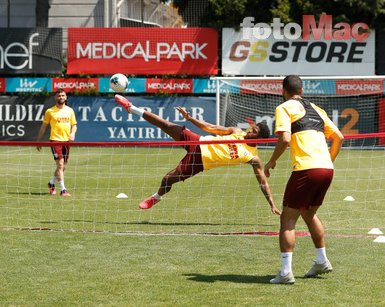 Galatasaraylı futbolculardan ayak tenisi! Emre Akbaba...
