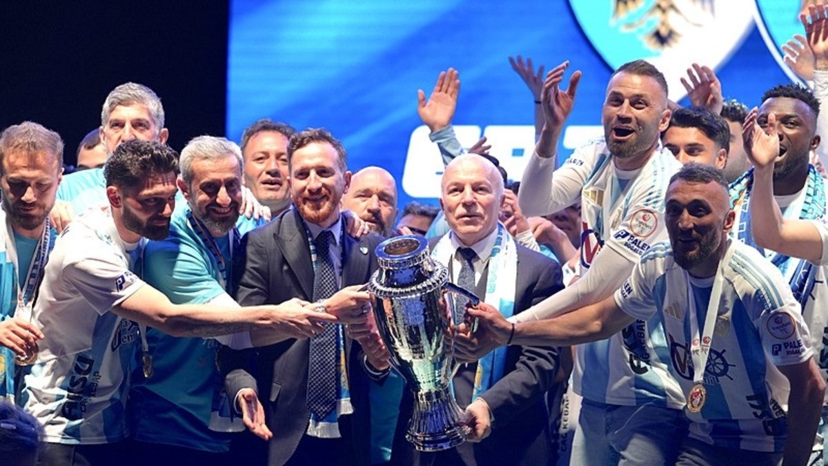 Erzurumspor FK şampiyonluk kupasını aldı!