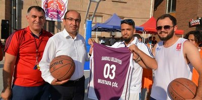 Sandıklı’da ilk kez sokak basketbol turnuvası başladı