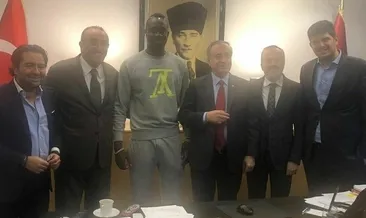 Galatasaray bariyerleri yıktı
