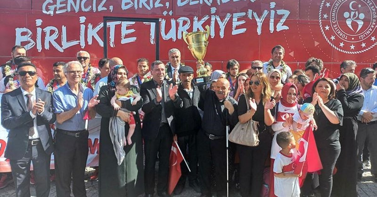 Sesi Görenler Milli Futbol Takımı'na Ankara'da coşkulu karşılama