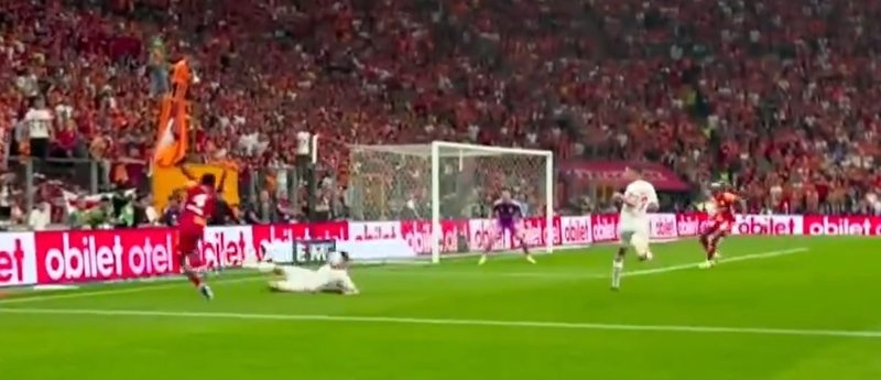 galatasaray-penalti-bekledi-iste-o-pozisyon-1778351744756.jpeg