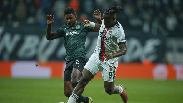 Beşiktaş Sporting Lizbon maçında Batshuayi direğe takıldı! İşte o pozisyon