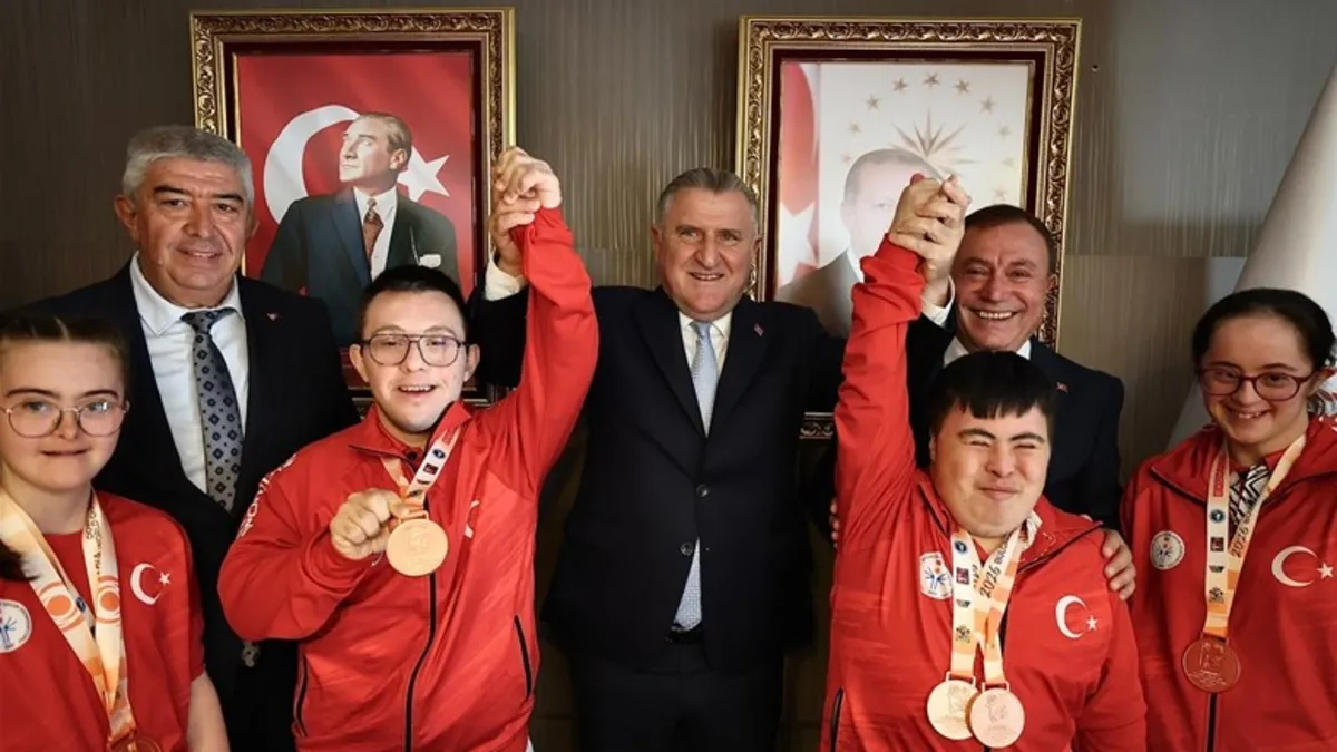 Gençlik ve Spor Bakanı Osman Aşkın Bak, özel sporcular ile bir araya geldi