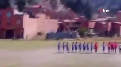 Sahada hortum şoku! Futbolcular büyük panik yaşadı