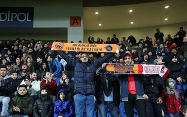 Başakşehir - Fenerbahçe maçında sahaya atılan madde dikkat çekti!
