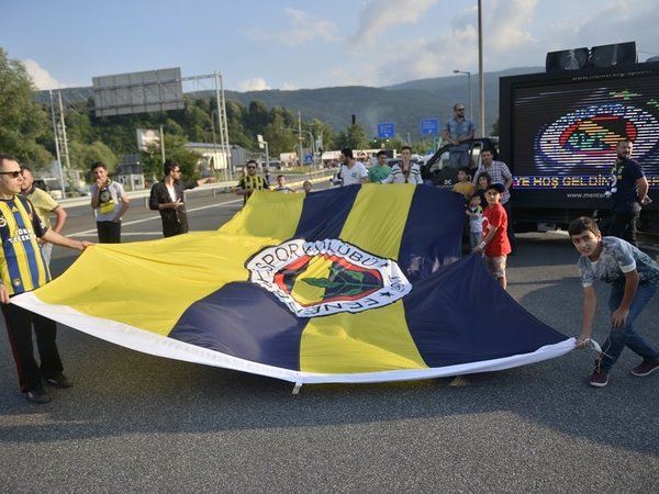 Fenerbahçe'ye Düzce'de coşkulu karşılama