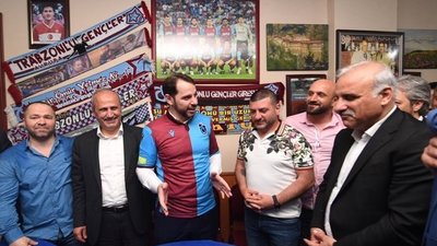 >Albayrak formayı giydi gençlerle bir araya geldi