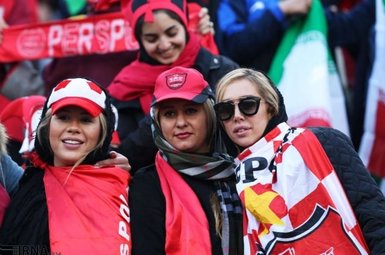 İran’da kadınlar 39 yıl sonra futbol maçında tribünde