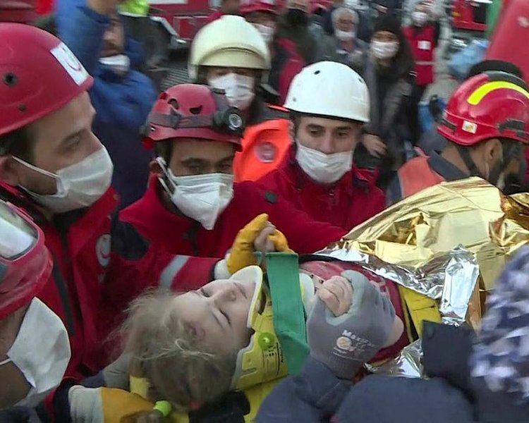 3 yasindaki elif perincek 65 saat sonra kurtarildi izmir depremi sonrasi doganlar apartmani nda mucize kurtulus fotomac