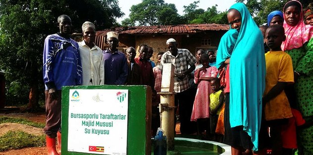 Bursaspor taraftarları Uganda'da su kuyusu açtırdı