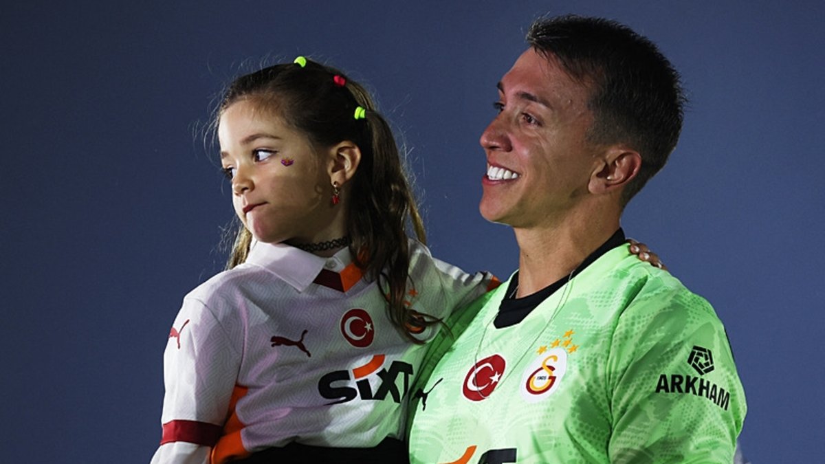 Galatasaray'ın şampiyonluk kutlamalarında Muslera'ya veda! Galatasaray'ın şampiyonluk kutlamalarında Muslera'ya veda!