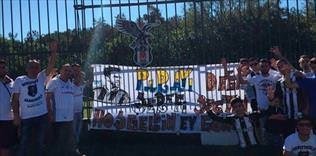 Gökhan Gönül’e özel pankart!