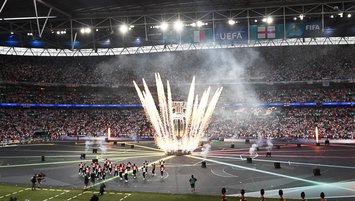 İtalya - İngiltere maçı öncesi Wembley rengarenk! EURO 2020 kapanışı böyle oldu