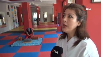 İranlı karate antrenörü Reihaneh Rotivand Ghiyasvand sırtını çivili tablaya dayayıp karnında balyozla 10 kiremit kırdırdı!