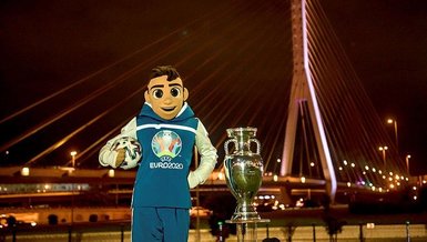 EURO 2020'de verilecek şampiyonluk kupası Bakü'de sergilendi