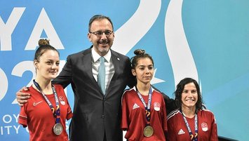Bakan Kasapoğlu yüzücülere madalyalarını verdi