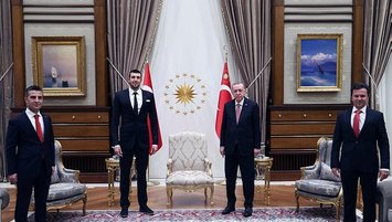 Başkan Erdoğan, milli yüzücü Emre Sakçı'yı kabul etti
