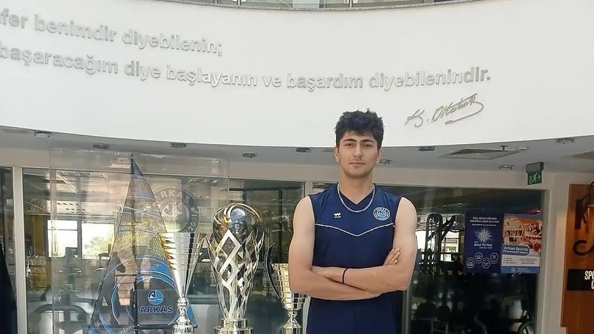 Genç Voleybolcu Nejat Efe Yavuz, Arkas Spor'un Kadrosuna Katıldı!