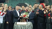 Hakan Çalhanoğlu için 100'üncü maç pastası
