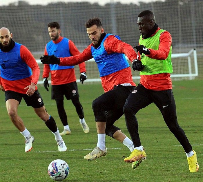 besiktas-antalyaspor-sifresiz-canli-izle-bjk-maci-hangi-kanalda-besiktas-antalyaspor-maci-saat-kacta-1677400876147.jpeg