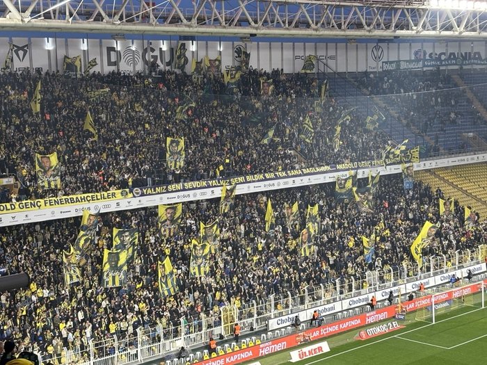 fenerbahce-tribunlerinde-mac-oncesi-dikkat-ceken-goruntuler-1776445558527.jpg