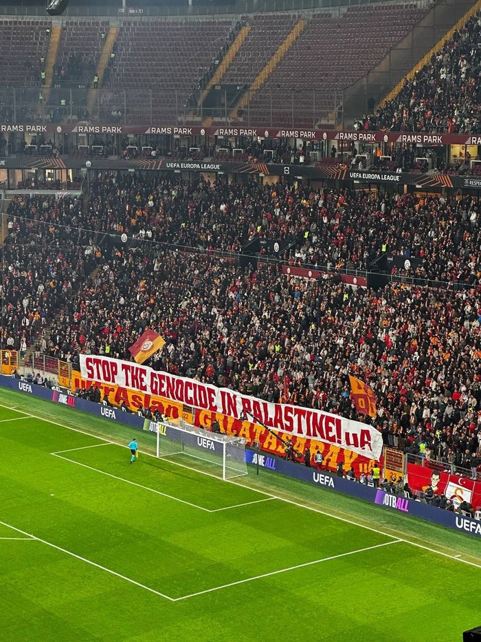 galatasaray-tribunlerinden-ozgur-filistin-mesaji-1740074043046.jpg