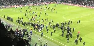 Tribünler sahaya indi!
