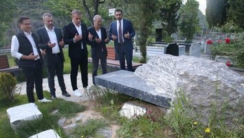 Abdullah Avcı,Özkan Sümer'in mezarını ziyaret etti