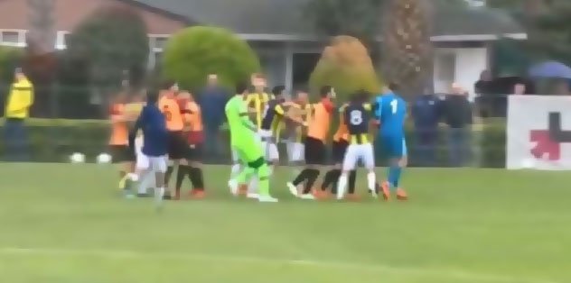 Fenerbahçe - Galatasaray U21 derbisinde kavga! Comolli sahaya indi...