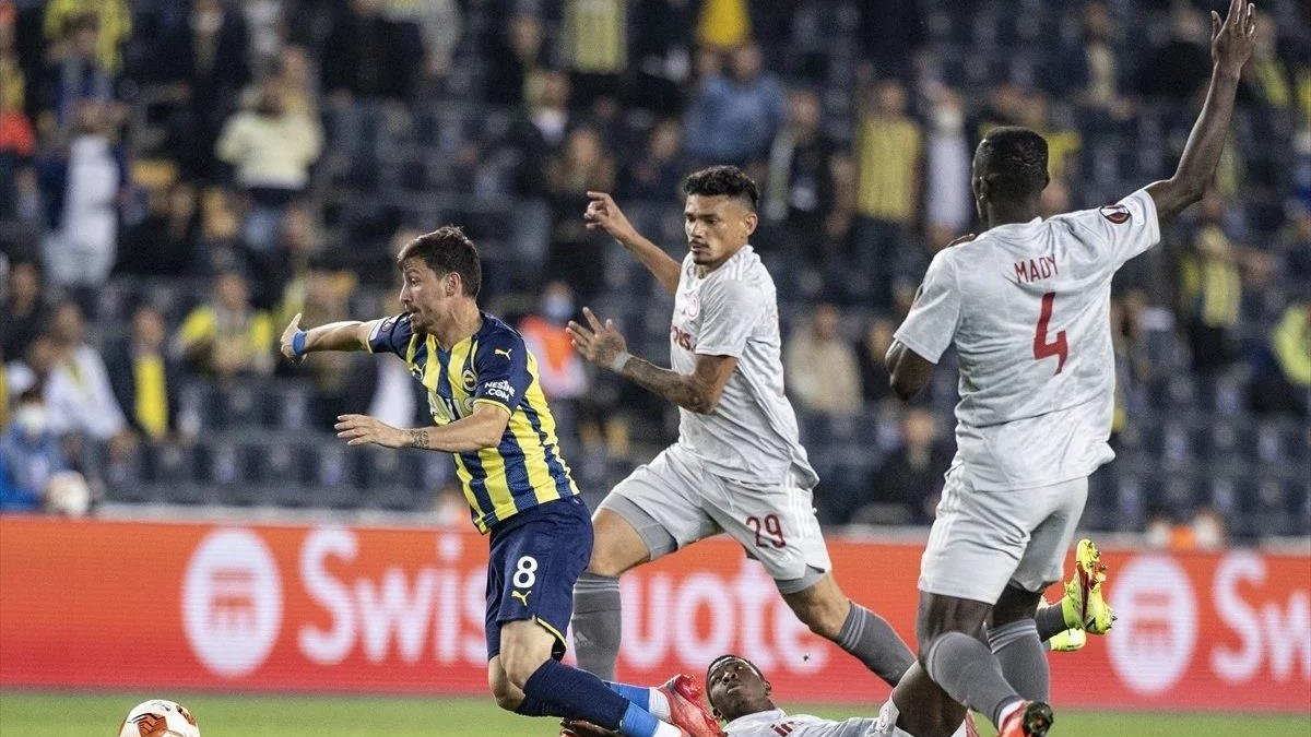 Fenerbahçe-Olympiakos maçı şifresiz mi kaçta ne zaman Fenerbahçe-Olympiakos maçı TV8'de