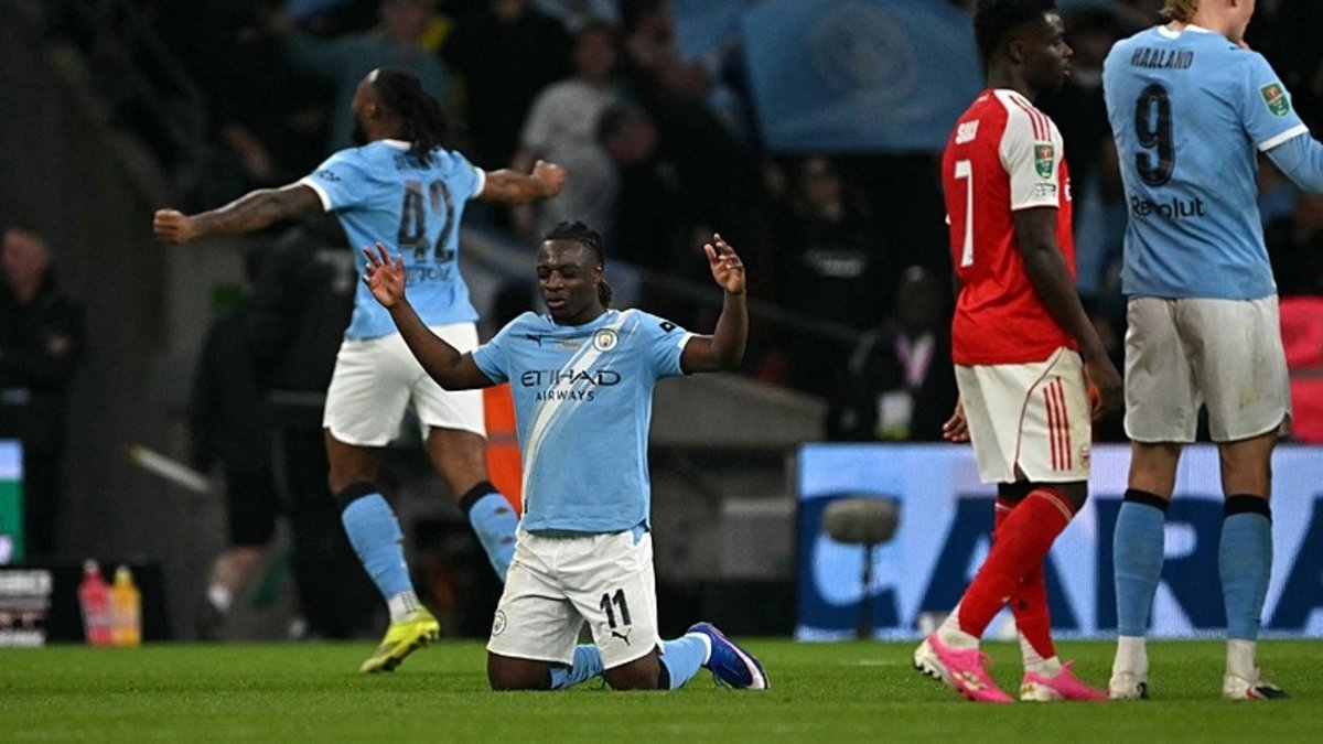 Arsenal'i yenen Manchester City İngilte Lig Kupası'nı müzesine götürdü!