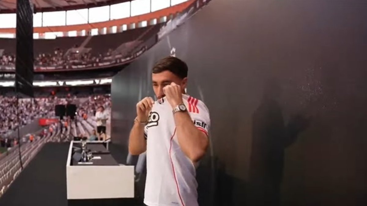 Orkun Kökçü tören öncesinde gözyaşlarını tutamadı! Orkun Kökçü tören öncesinde gözyaşlarını tutamadı!