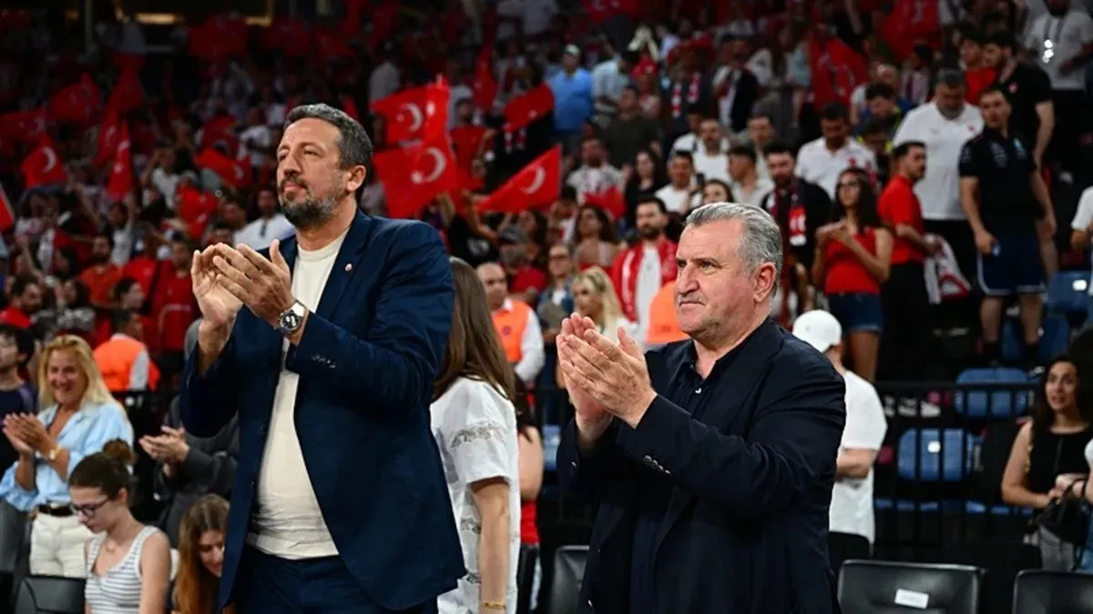 Gençlik ve Spor Bakanı Osman Aşkın Bak ve TBF Başkanı Hidayet Türkoğlu'ndan 12 Dev Adam'a övgü!