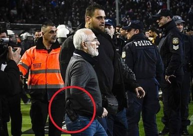 PAOK-AEK maçı karıştı; Başkan sahaya silahla girdi!