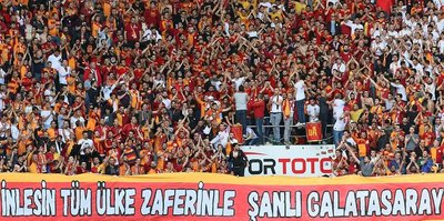 Galatasaray taraftarı tribüne sığmadı!