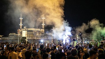 City taraftarları şampiyonluğu Taksim’de kutladı