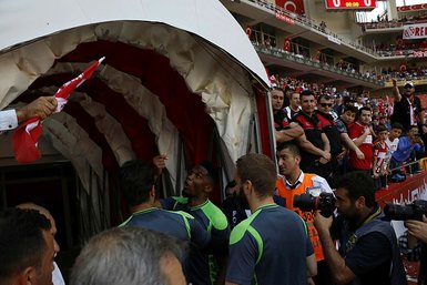 Antalyaspor taraftarları Eto’o’ya para fırlattı