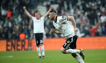 Burak Yılmaz iç sahada sırtlıyor