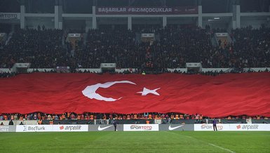 Tribünler kırmızı-beyaz