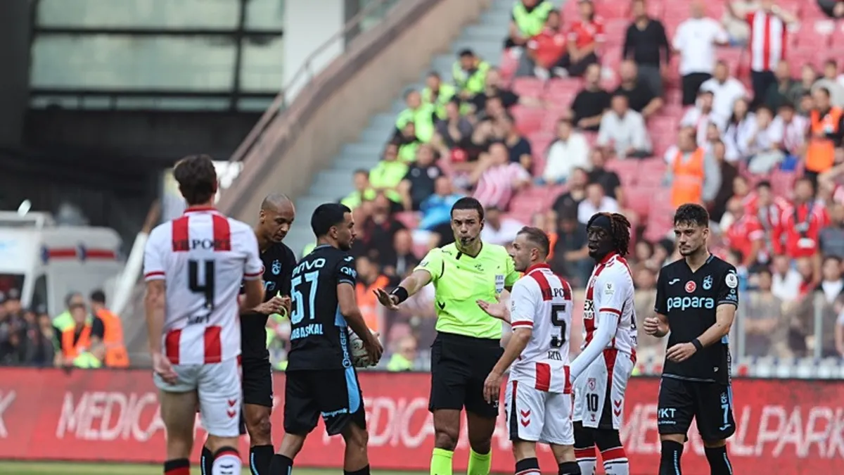 Trabzonspor'da Melih Kabasakal'dan kırmızı kartlık müdahale