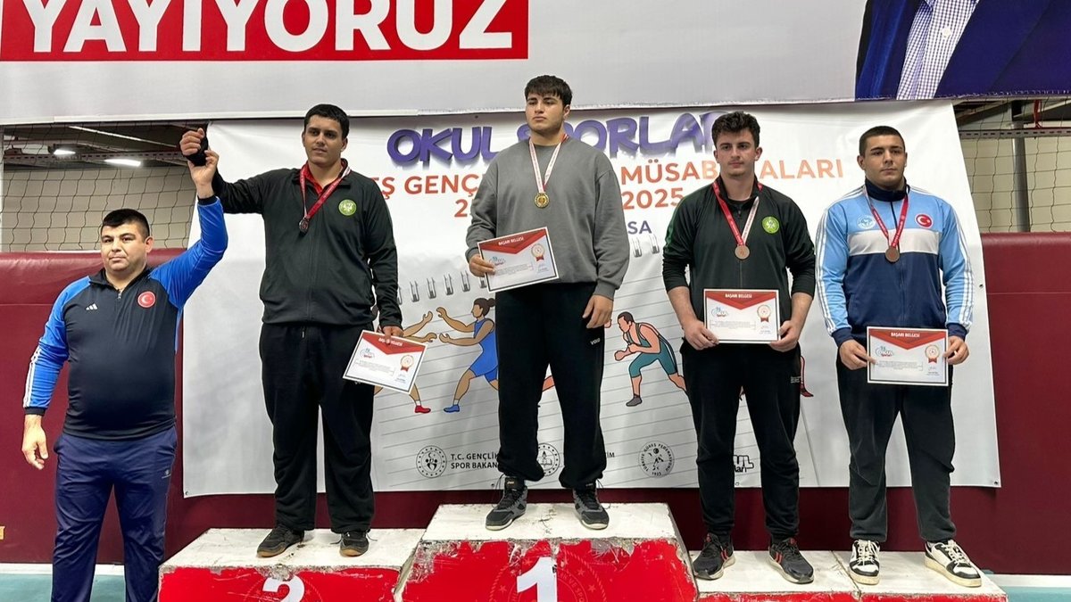 Genç güreşçiler mindere çıktı!