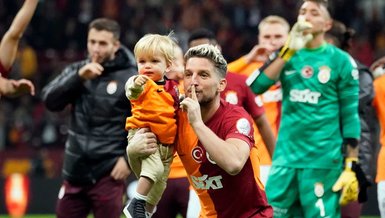 Dries Mertens'in oğlundan maç yolunda üçlü!