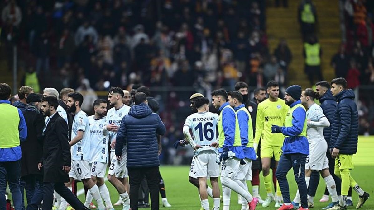 Galatasaray - Adana Demirspor maçı yarıda kaldı! Fenerbahçe'de son dakika açıklaması Galatasaray - Adana Demirspor maçı yarıda kaldı! Fenerbahçe'de son dakika açıklaması