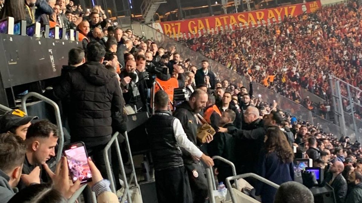 Derbide basın tribününde tansiyon yükseldi! Derbide basın tribününde tansiyon yükseldi!