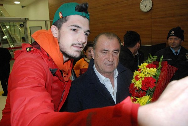 Galatasaray otobüsünün önü kesildi!