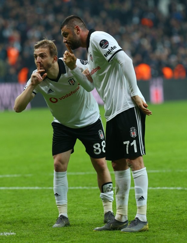 Beşiktaş'ta Burak Yılmaz taraftarla buzları eritti!